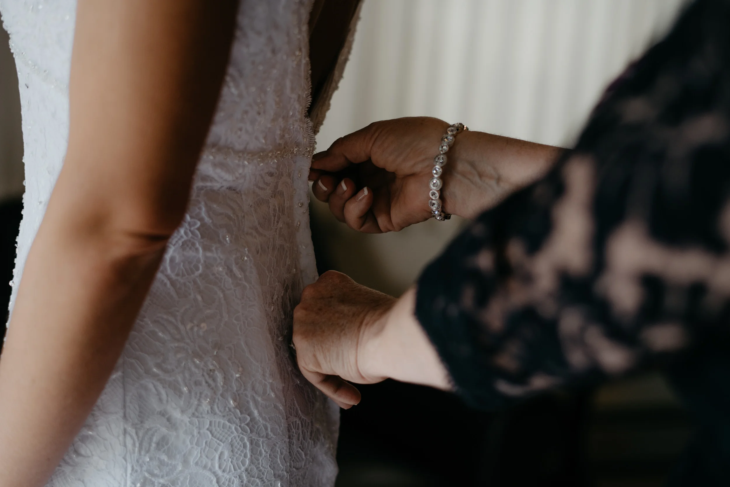 Mom zipping up brides dress. Colorado elopement photographer. 3M Curve, Rocky Mountain National Park elopement. 